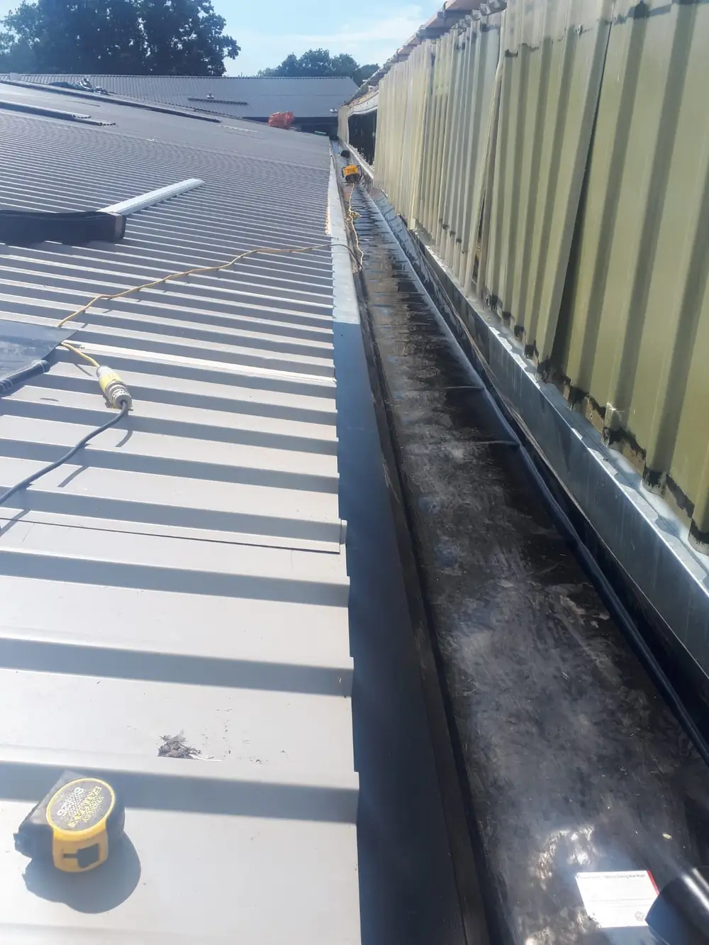 Relined insulated valley gutter